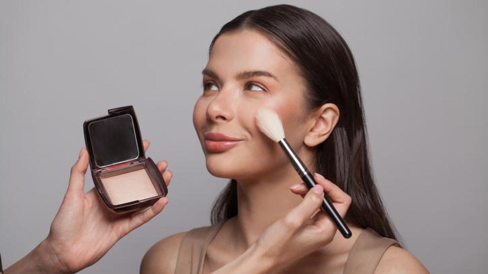 Mujer siendo maquillada.