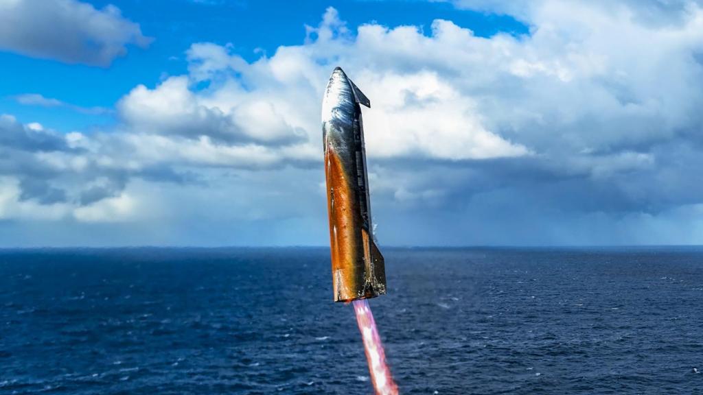 Starship amerizando en el mar en un vuelo anterior.