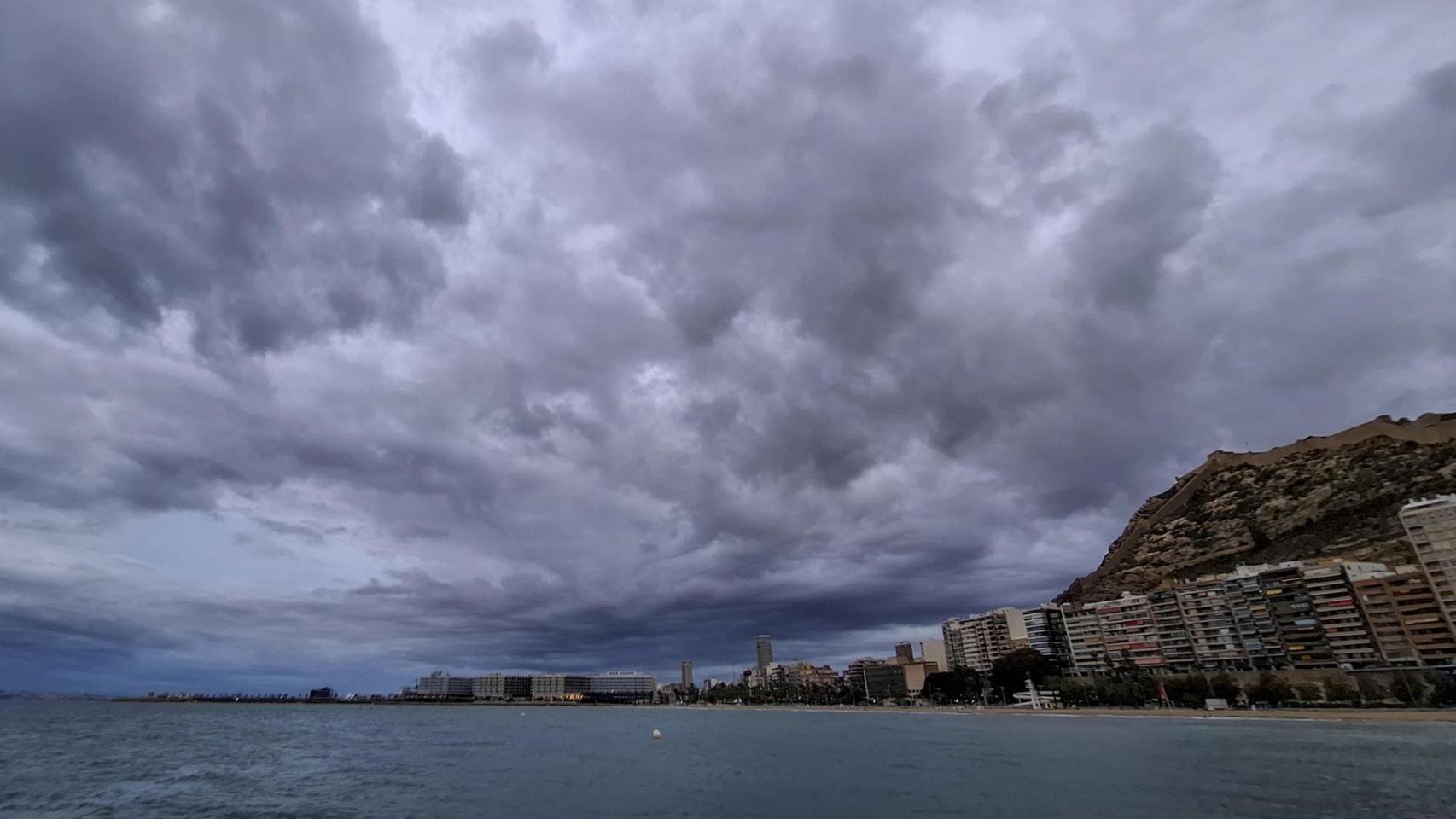 Vista general de la fachada marítima de Alicante durante la mañana de este viernes.