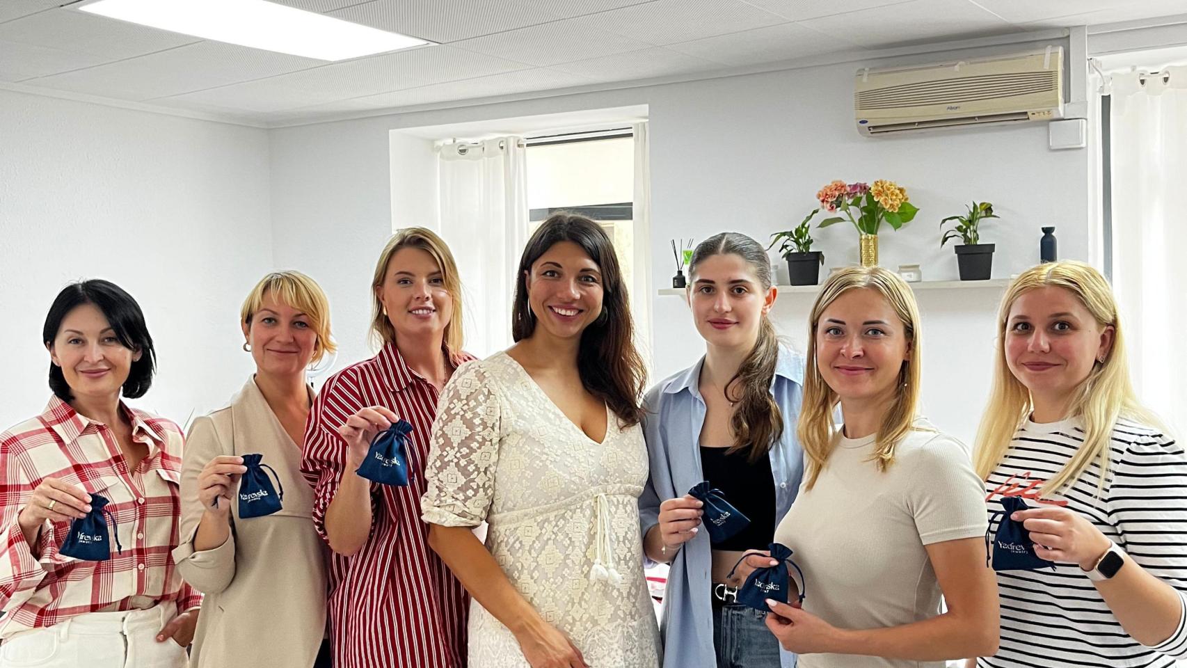 Marina (en el centro) junto a las primeras participantes de sus talleres de joyería