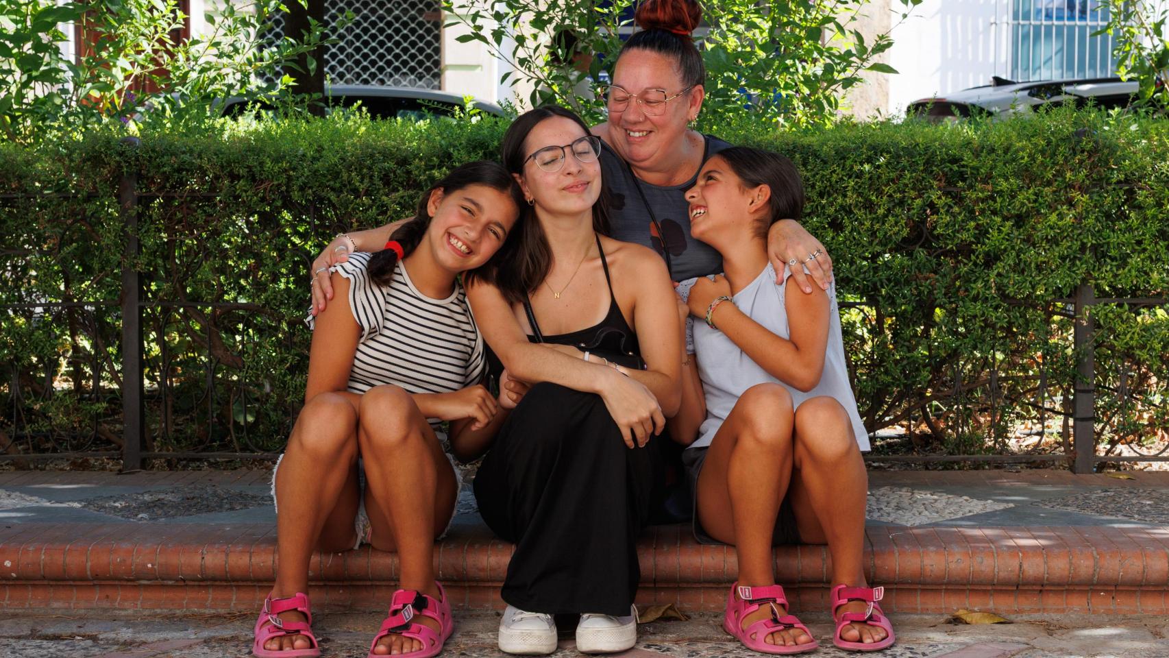 Raquel, junto a tres de sus hijas.