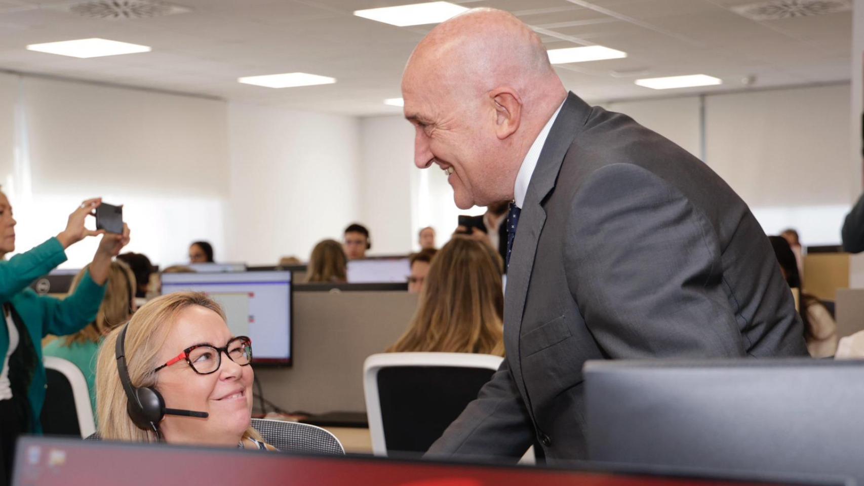 El alcalde de Valladolid, Jesús Julio Carnero, visita el nuevo centro VPLAT de Vodafone España