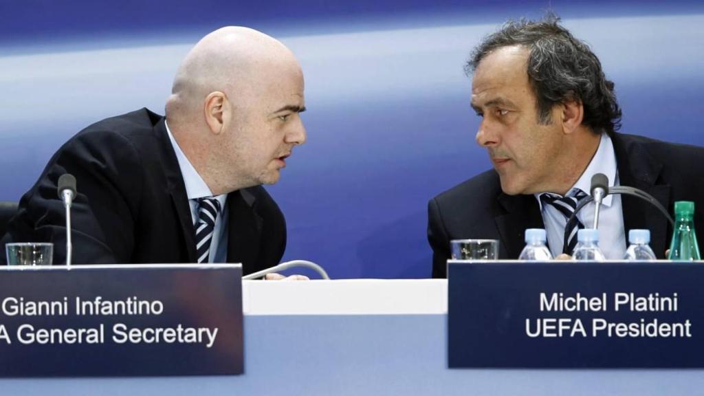 Gianni Infantino habla con Michel Platini.