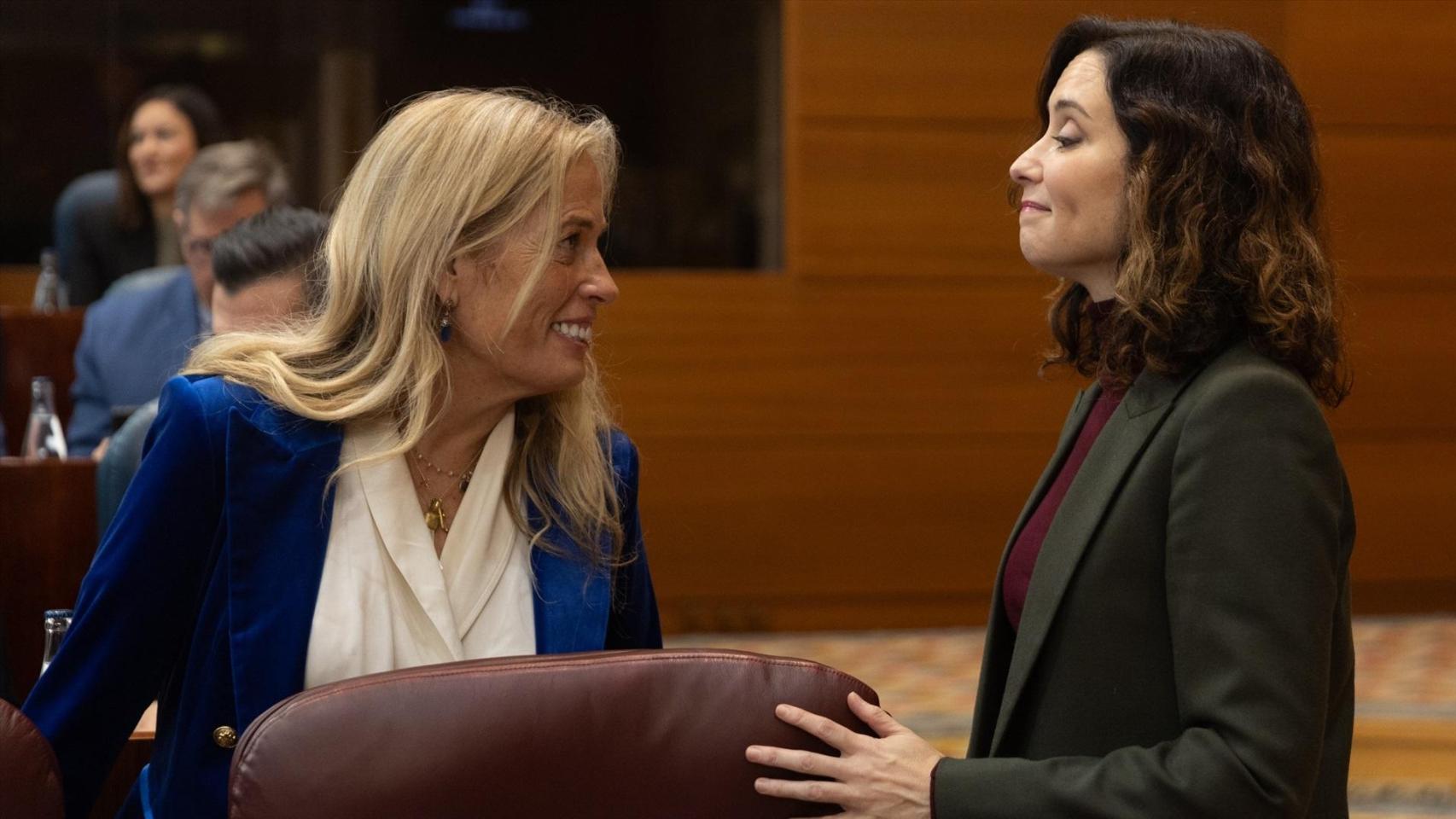 La consejera de Economía, Hacienda y Empleo, Rocío Albert, y la presidenta de la Comunidad de Madrid, Isabel Díaz Ayuso.
