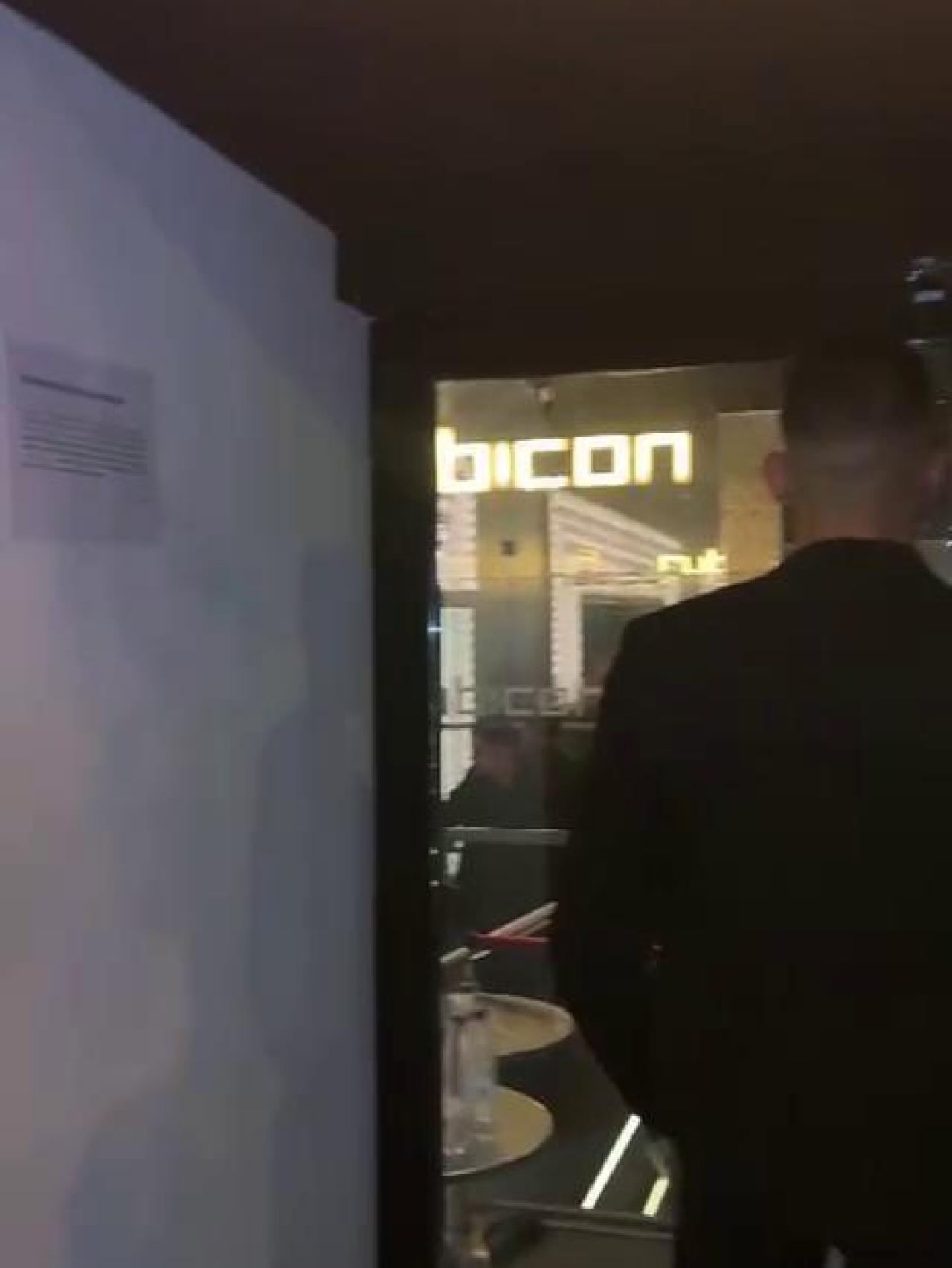 Cartel a la entrada de una discoteca de Madrid.