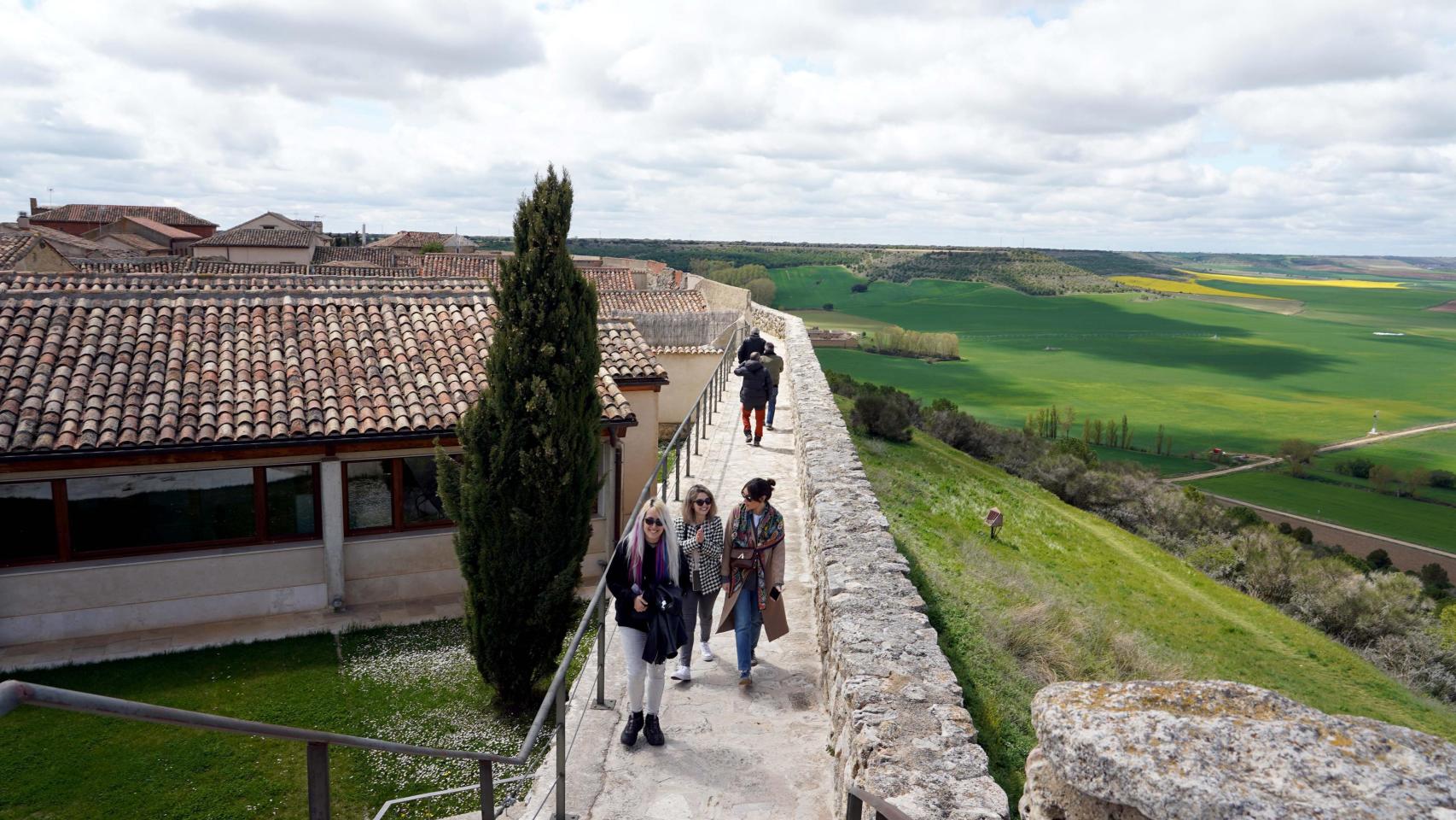 Turistas en la Villa del Libro de Urueña.