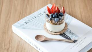 Imagen de archivo de un bol de yogur con frutas.