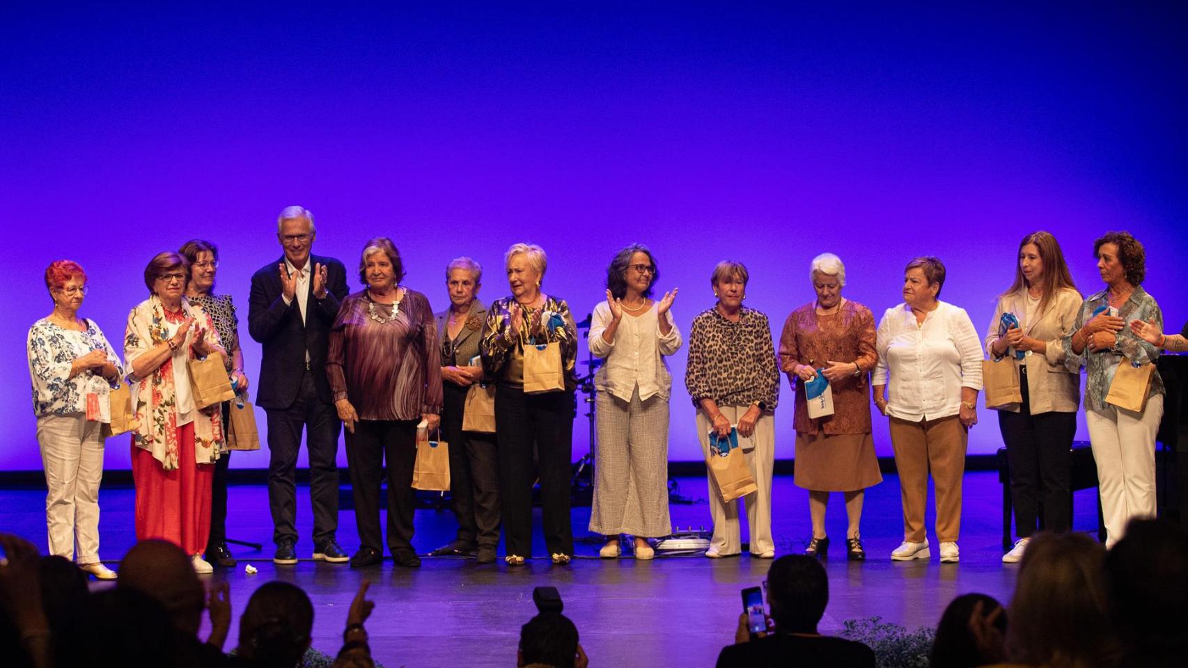Madres de Érguete en el acto del 40 aniversario de la entidad