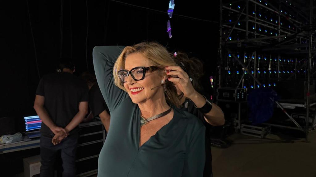 El equipo de 'Bailando con las estrellas' microfona a Inmaculada Casal.