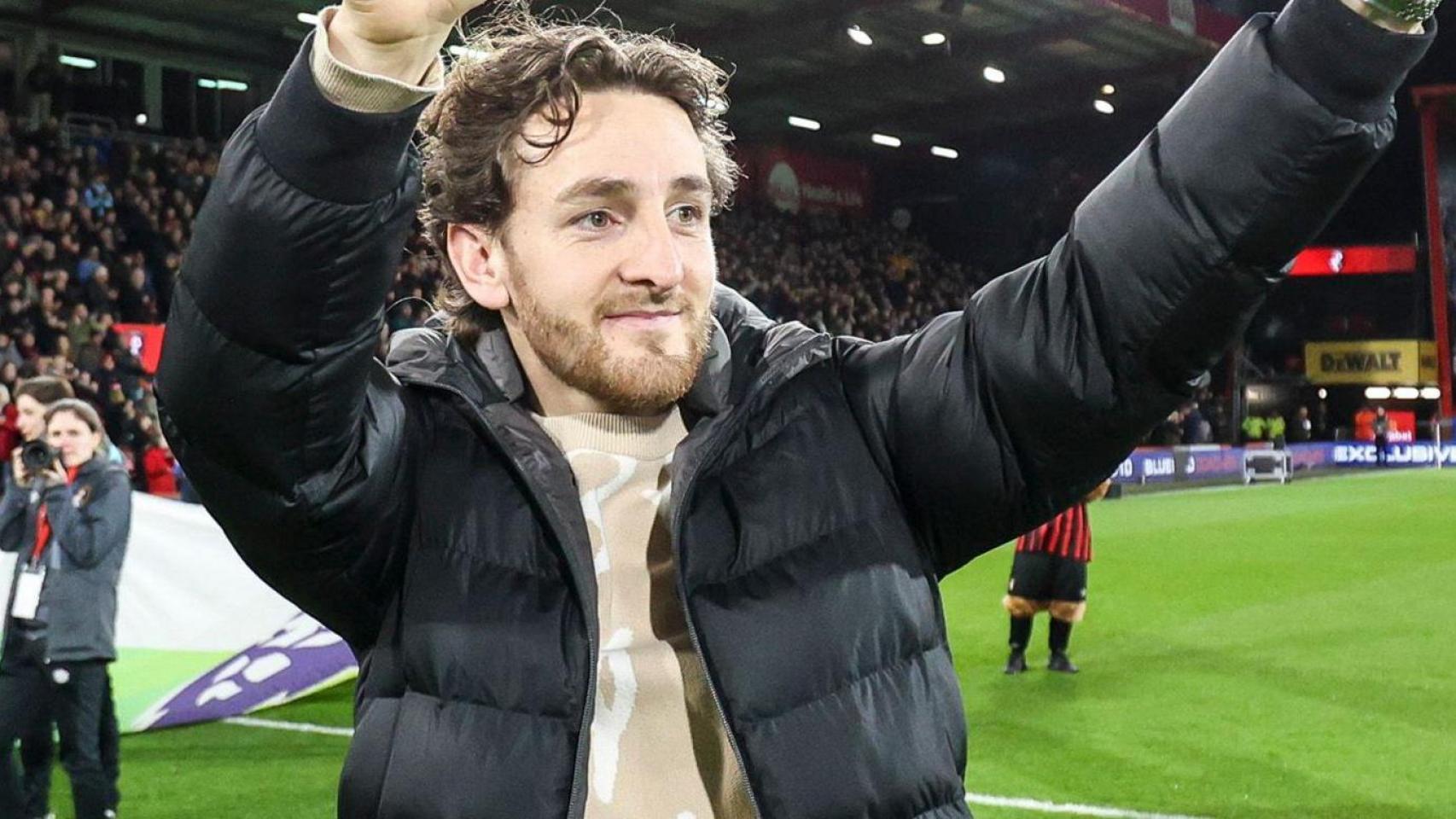 Tom Lockyer saluda a los aficionados del Bournemouth.