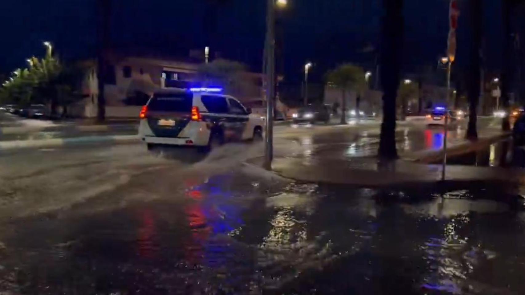 La Guardia Civil recorriendo Los Alcázares durante esta madrugada.