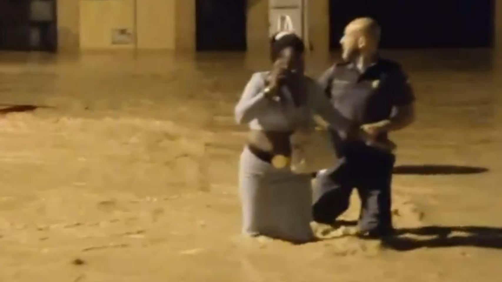 Un guardia civil, la pasada madrugada, rescatando a una mujer que había quedado atrapada en la avenida de El Mirador (San Javier).