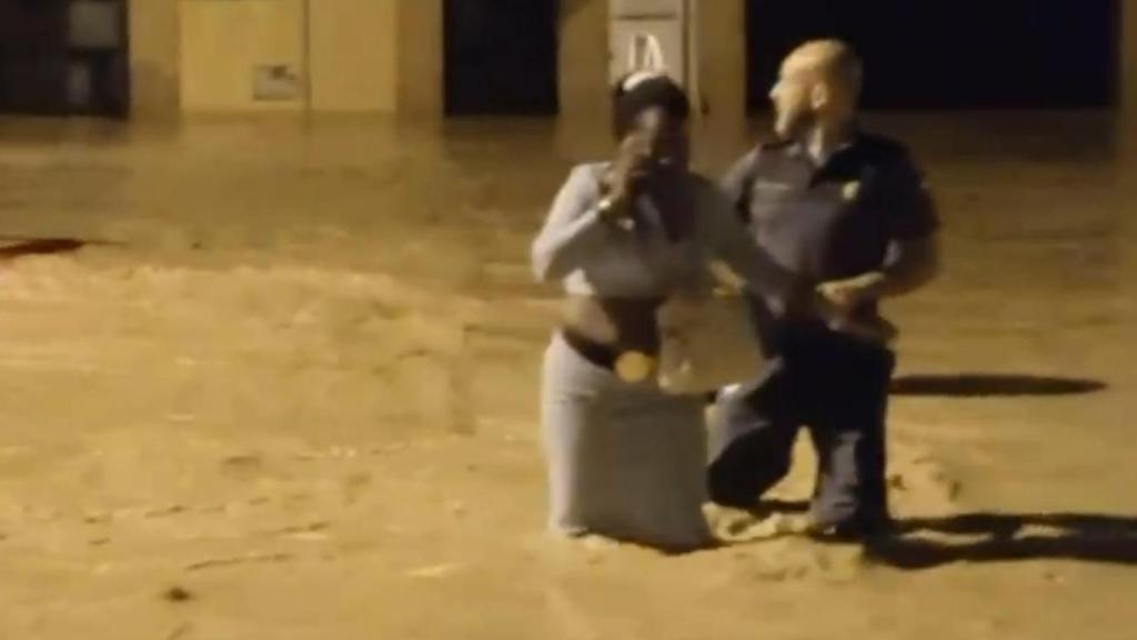 Un guardia civil, la pasada madrugada, rescatando a una mujer que había quedado atrapada en la avenida de El Mirador (San Javier).