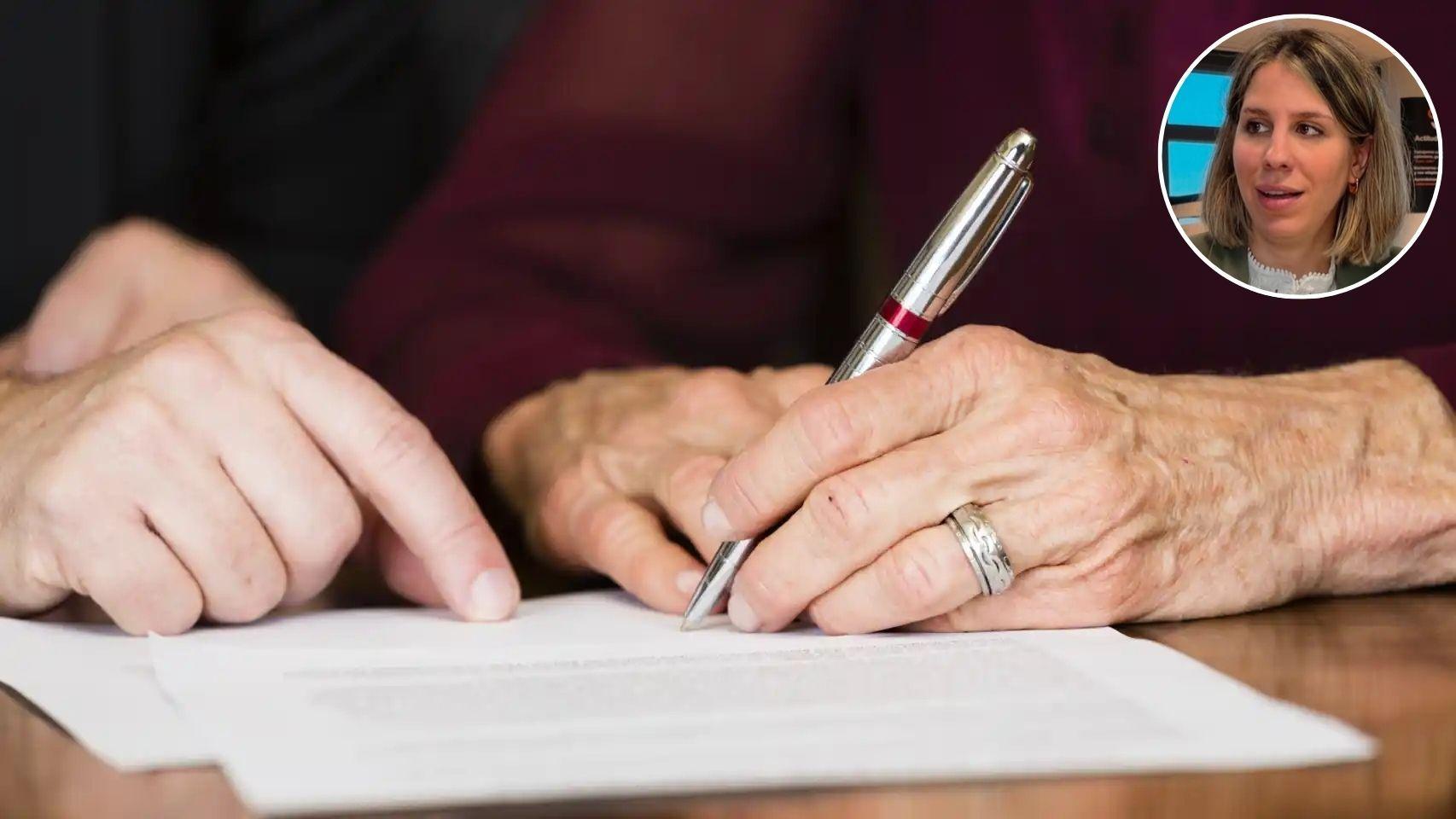 La abogada Laura Cobo y una persona haciendo el testamento.