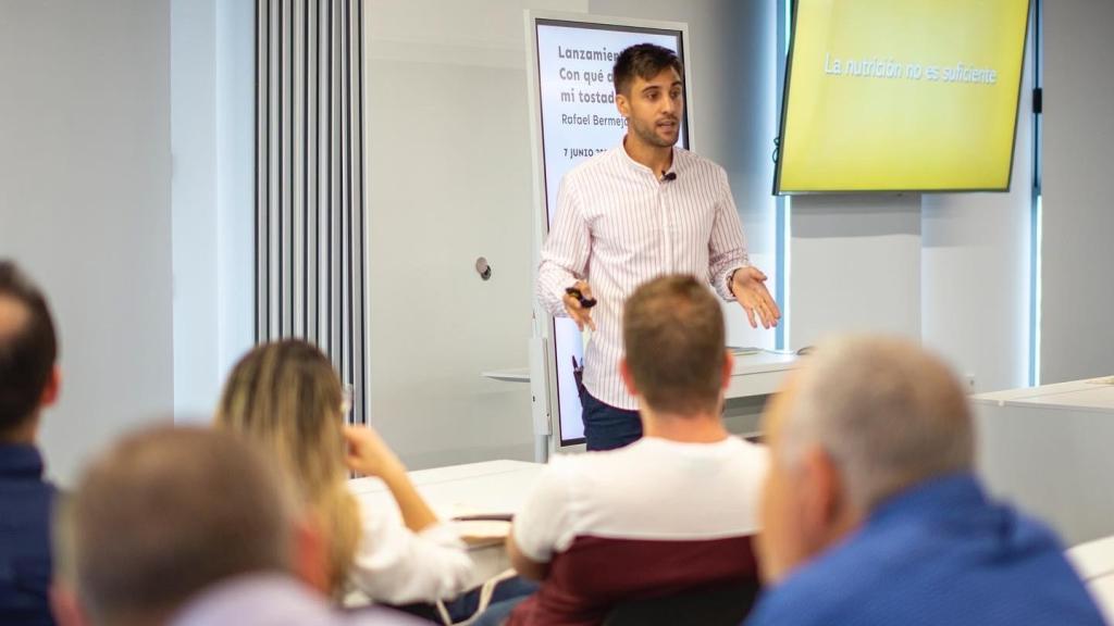 El dietista Rafael Bermejo impartiendo una conferencia.