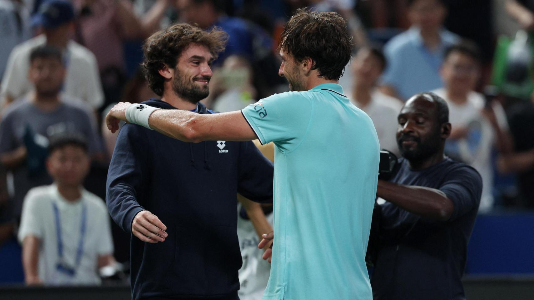 Arthur Rinderknech abraza a su primo Valentin Vacherot tras ganar a Medvedev.