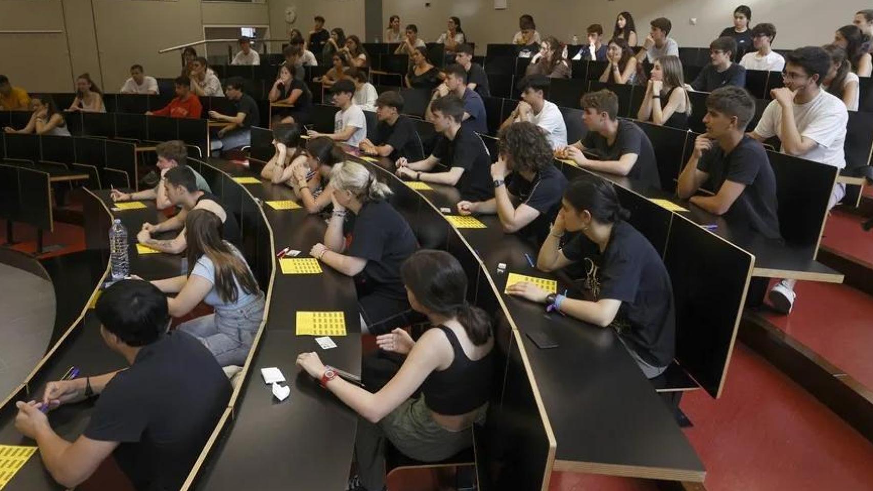 Un grupo de alumnos, durante una clase en un aulauniversitaria.