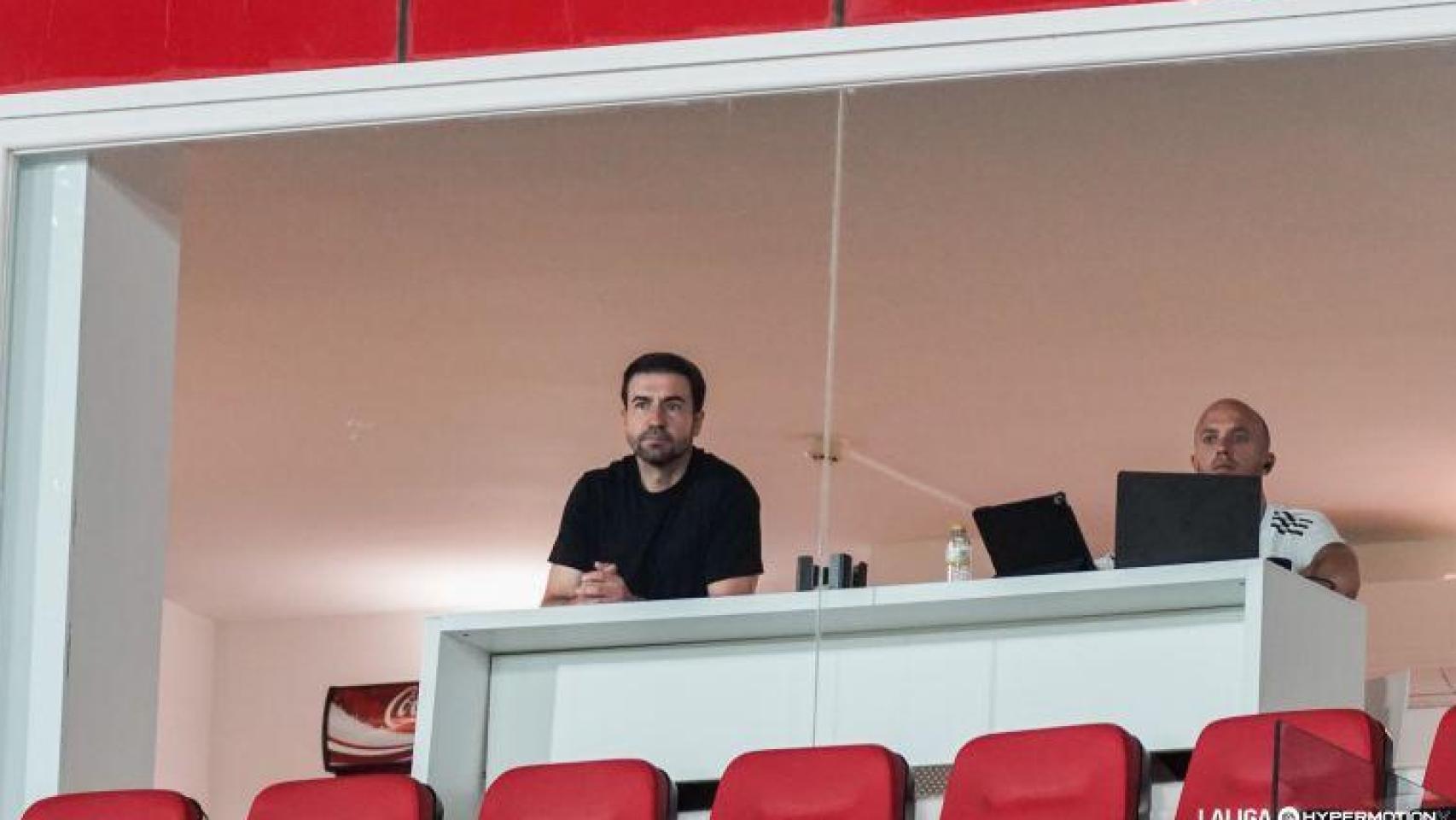 Gabi viendo el encuentro desde la grada de Almería.