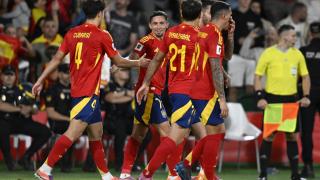 Los jugadores de la Selección celebran el gol de Yéremy Pino.