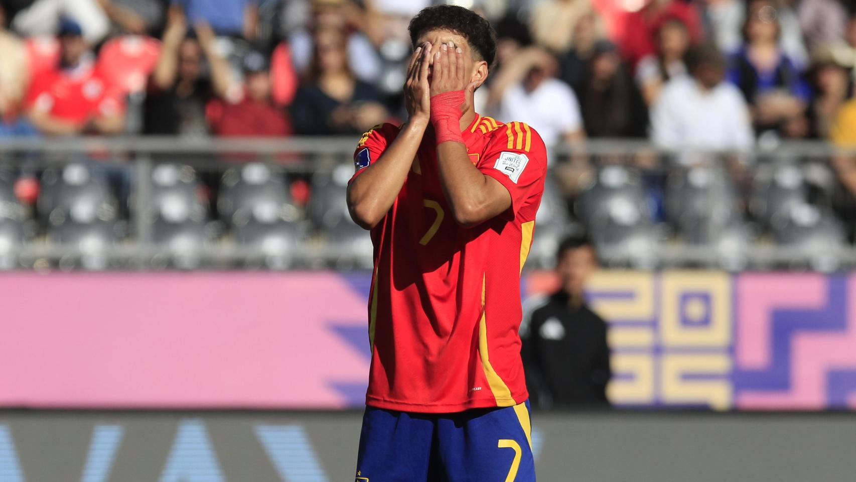 Rayane Belaid se lamenta tras una fallar ocasión ante Colombia.