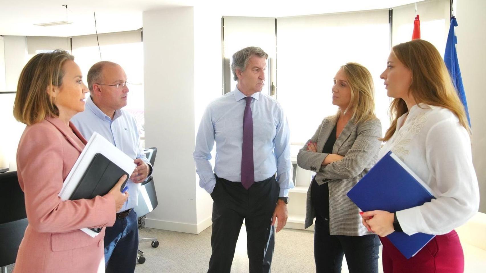 Alberto Núñez Feijóo, líder del PP, entre Cuca Gamarra, Miguel Tellado, Alma Ezcurra y Ester Muñoz, en su despacho de Génova.