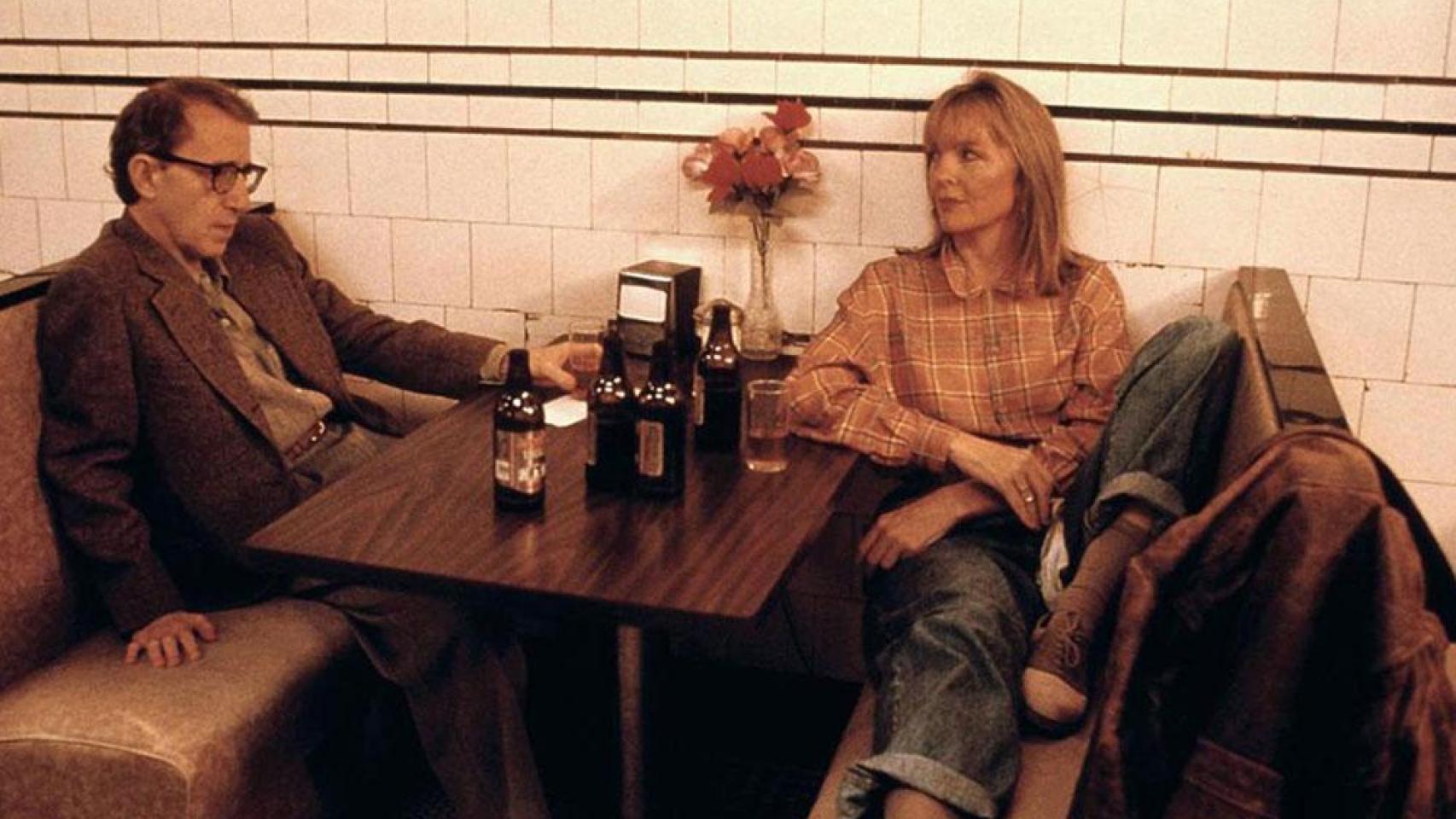 Diane Keaton y Woody Allen en 'Misterioso asesinato en Manhattan'.