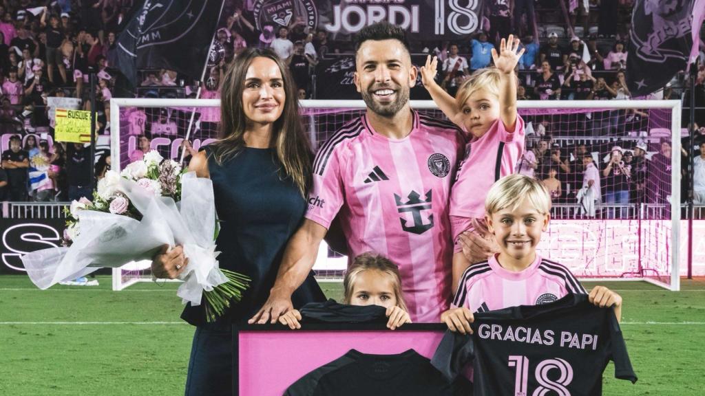 Jordi Alba, junto a su familia.