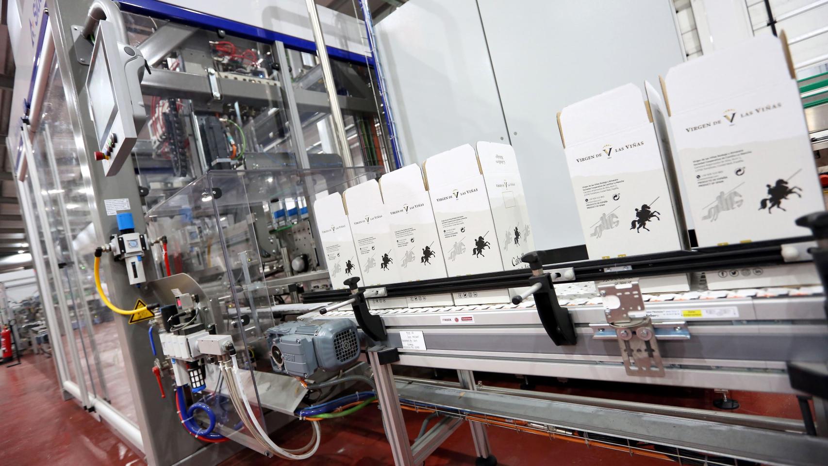 Una máquina de envasado en la cooperativa Virgen de las Viñas, en Tomelloso (Ciudad Real).