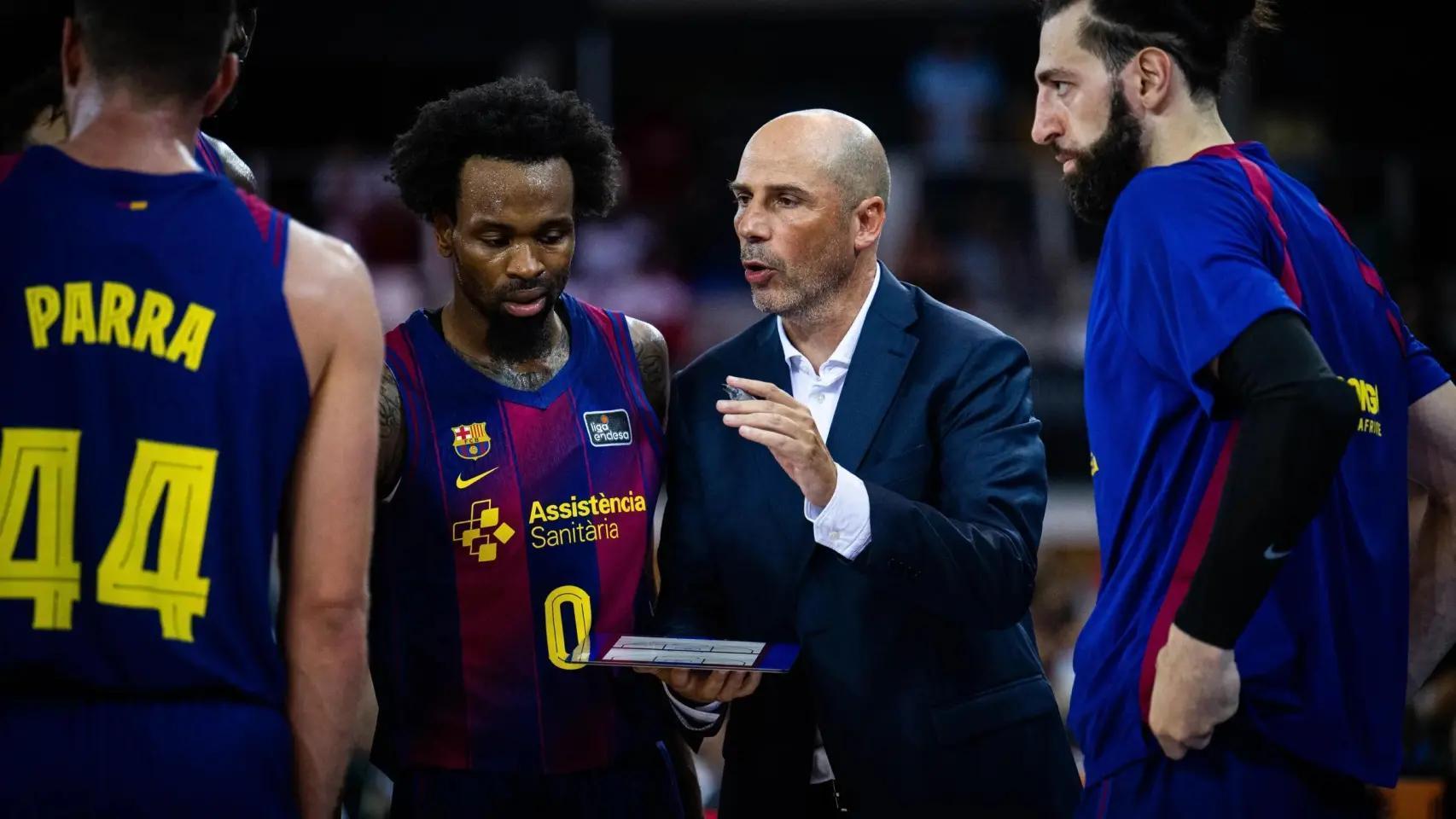 Joan Peñarroya da una charla a sus jugadores durante el Barça de basket-Joventut