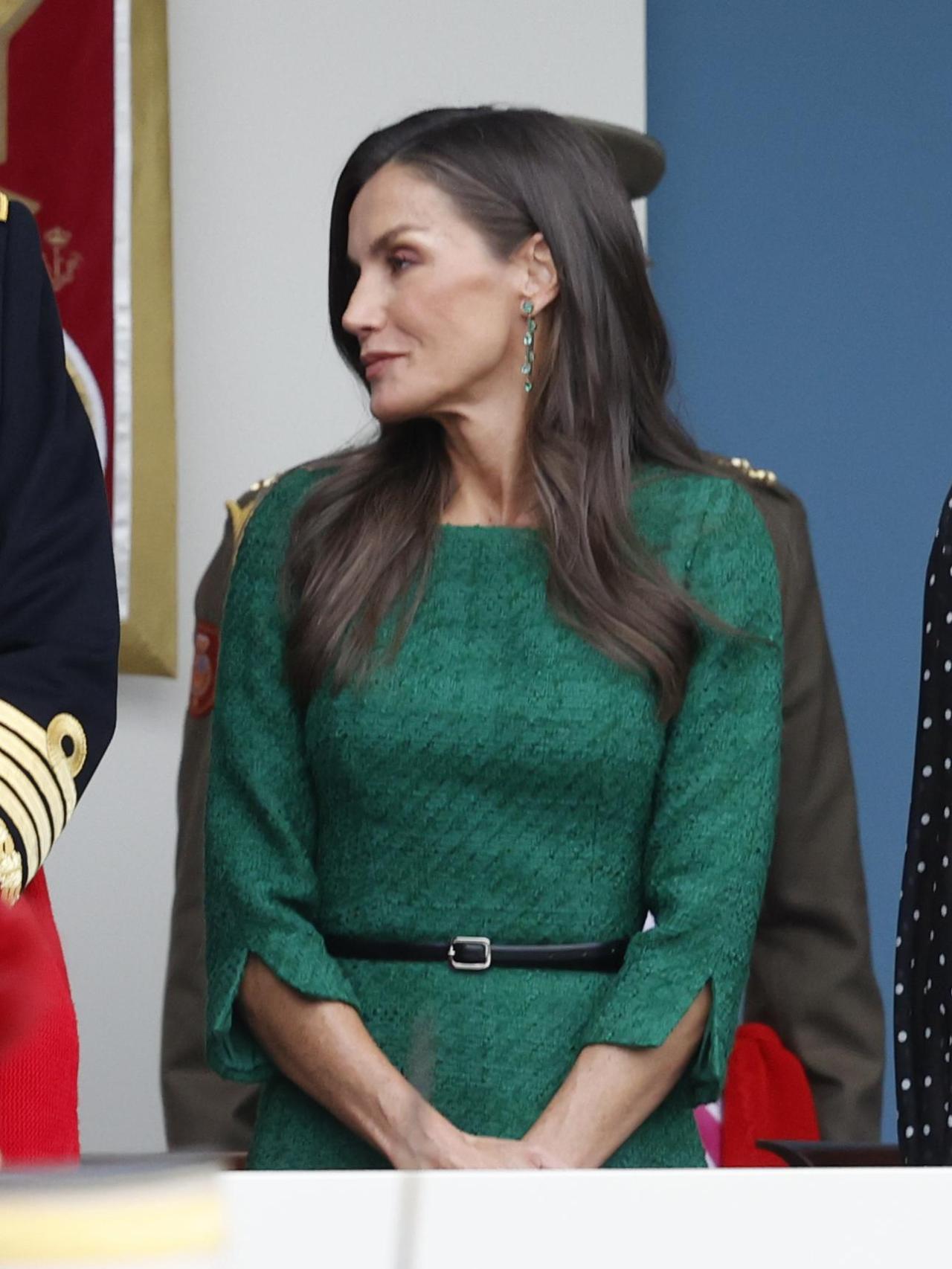 Detalle de los pendientes elegidos por la reina Letizia.