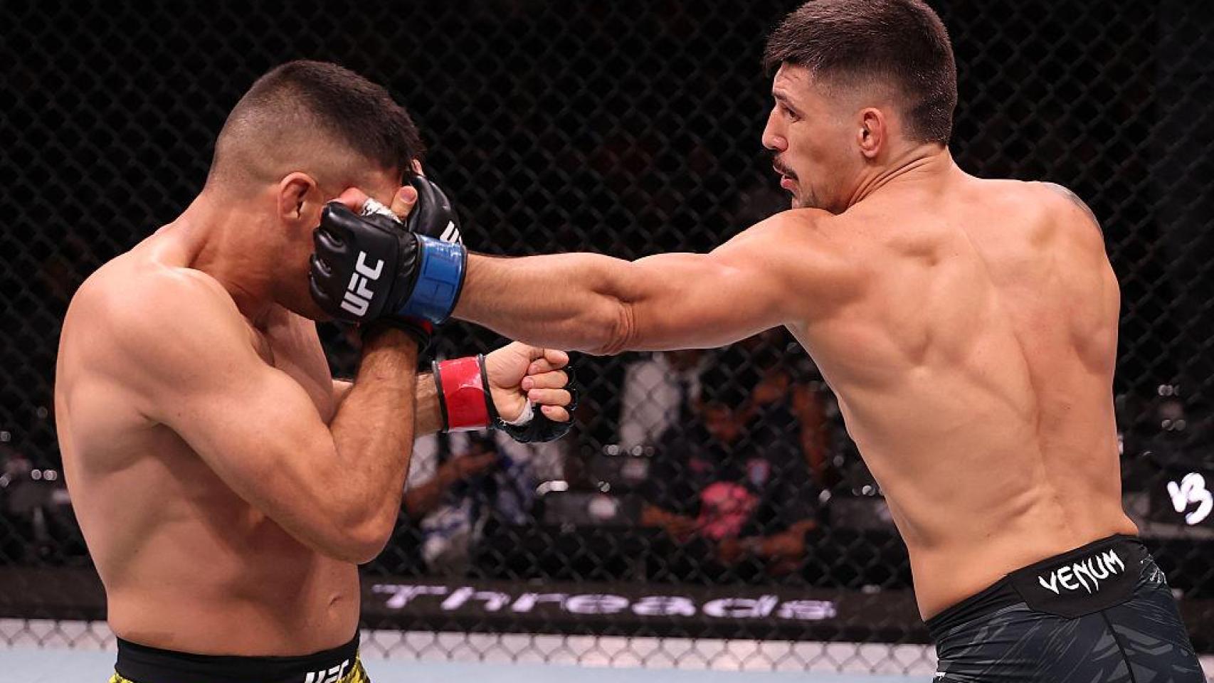 Joel Álvarez conecta un golpe con la izquierda ante Luque.