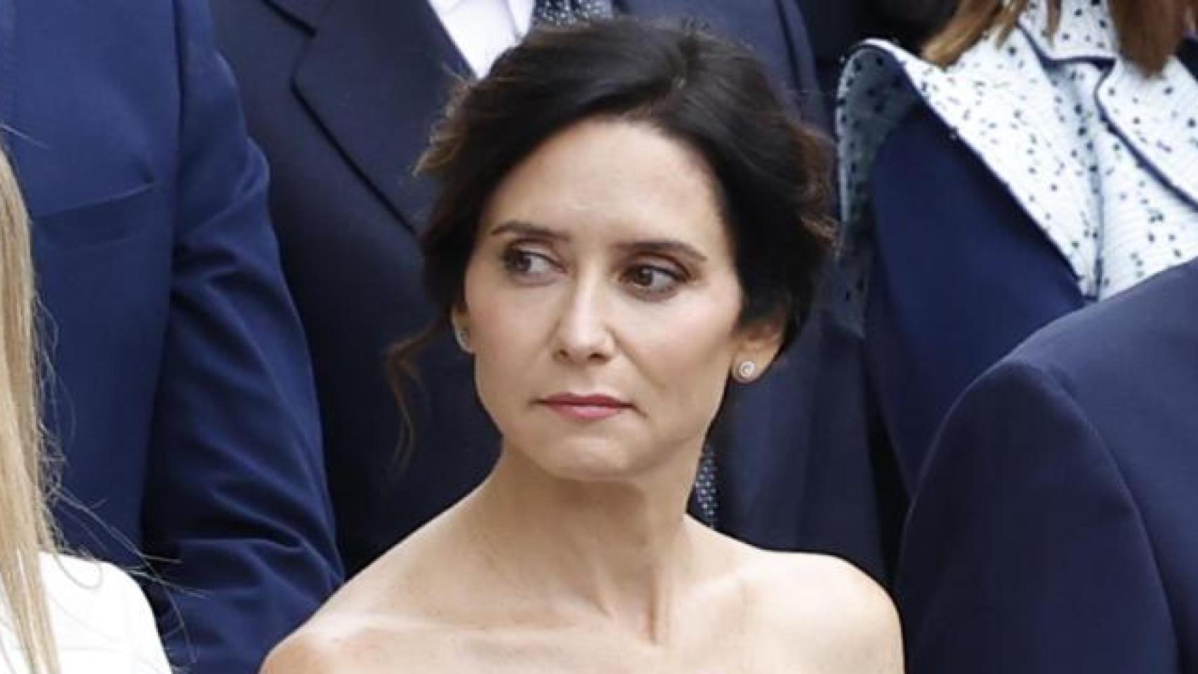 Isabel Díaz Ayuso, con un vestido de Victoria Colección en el Día de la Hispanidad.