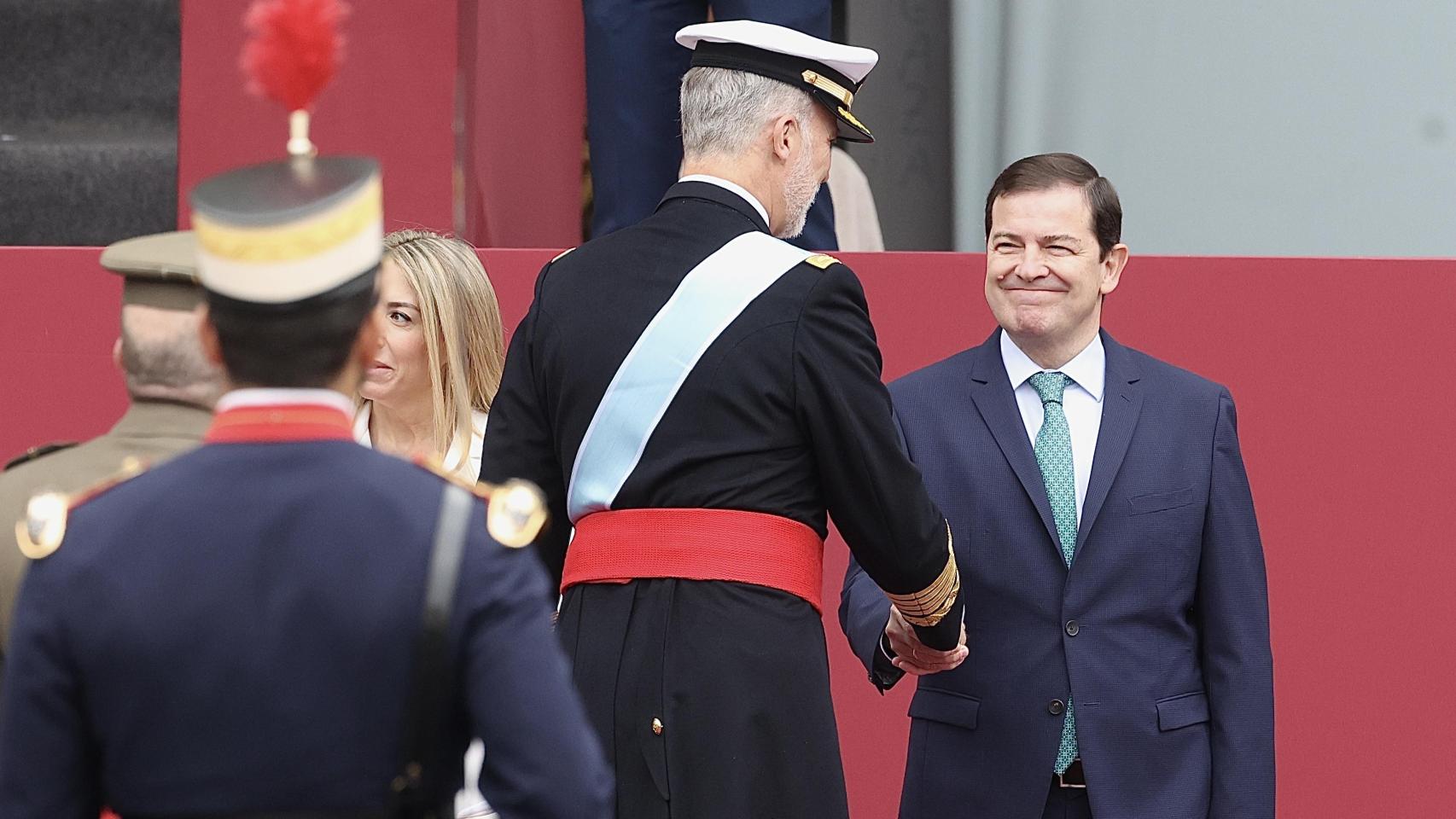 El presidente de la Junta de Castilla y León, Alfonso Fernández de Mañueco, saludando al Rey Felipe VI en el acto solemne de homenaje a la bandera nacional y al desfile militar con motivo del día de la Fiesta Nacional