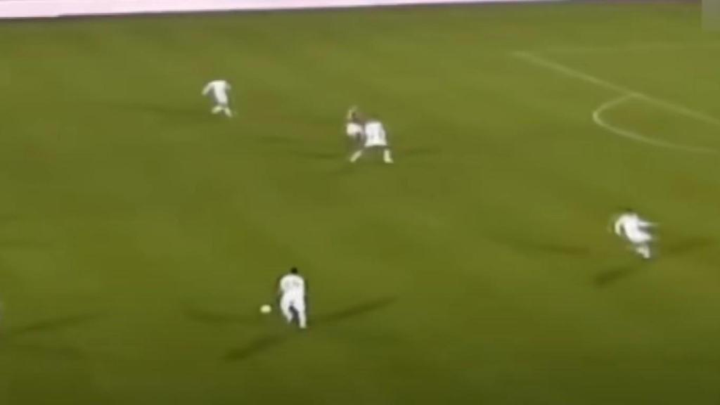 El momento exacto en el que Capdevila roba el balón y se dispone a combinar con Xavi.