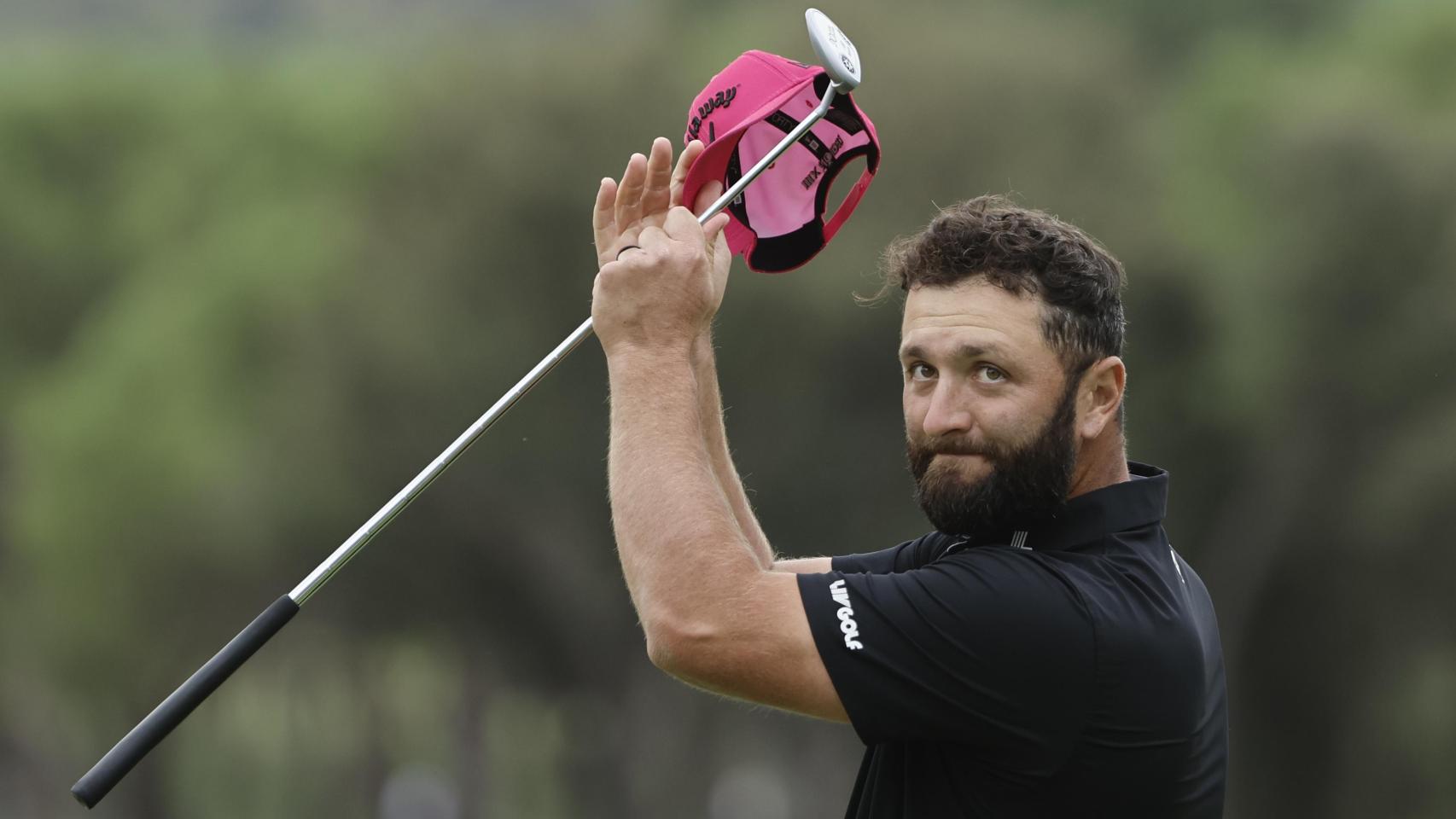 Jon Rahm saluda al público en su última participación en el Open de España.