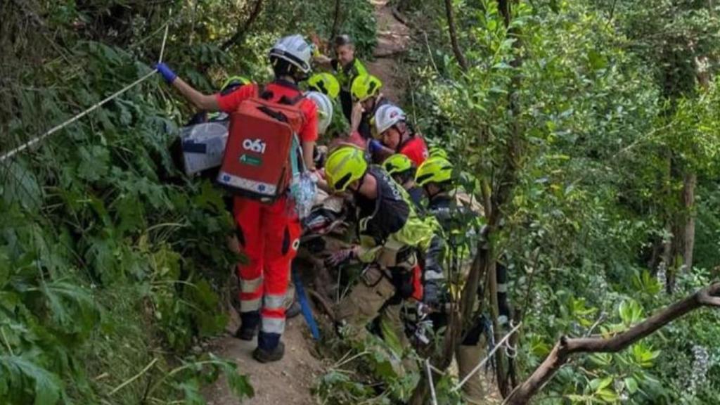 Miembros del servicio de Emergencias y bomberos en el lugar del accidente.