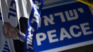 Una bandera con la imagen de Benjamin Netanyahu, primer ministro de Israel, en la Plaza de los Rehenes, en Tel Aviv.