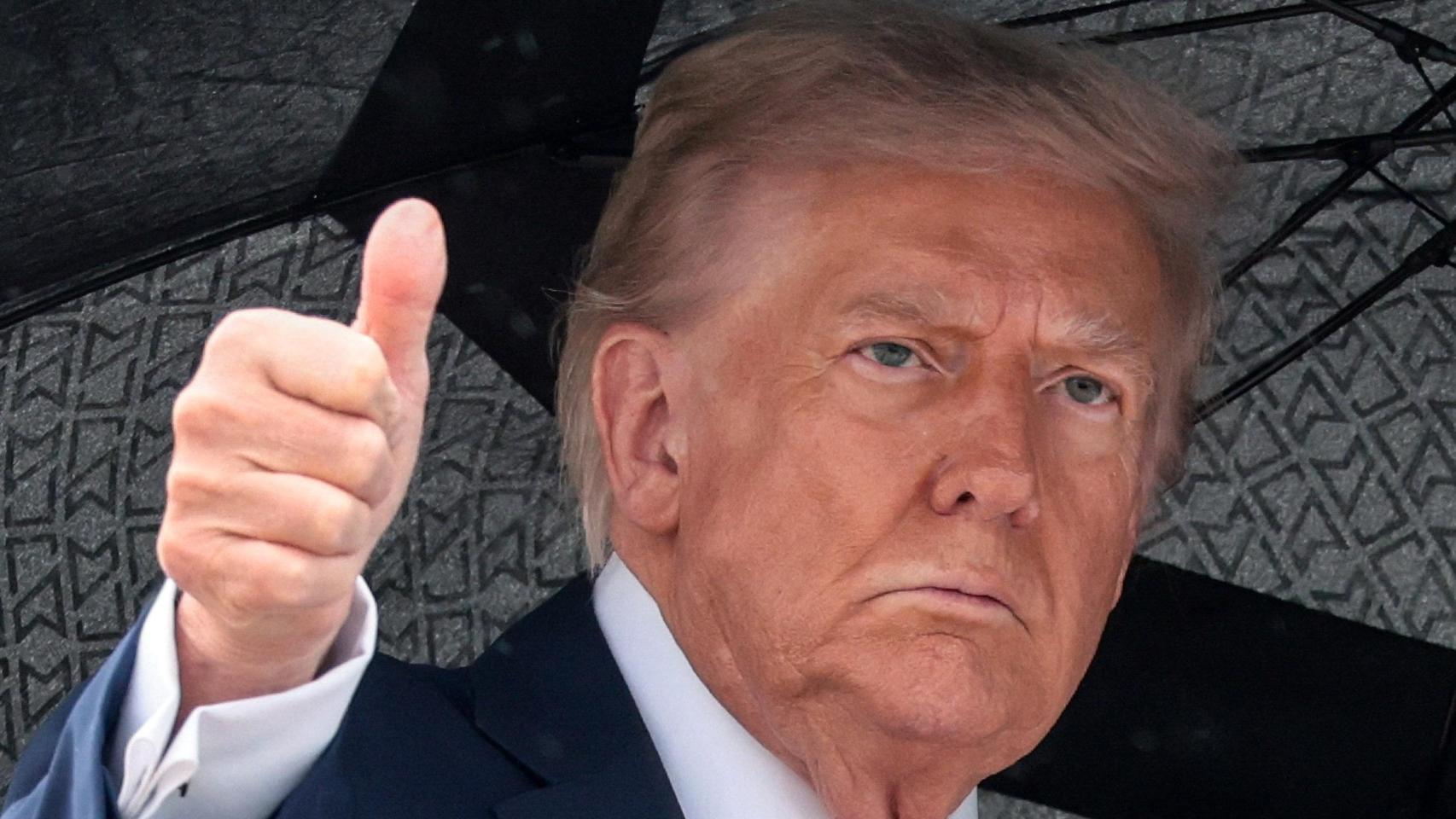 Donald Trump, presidente de EEUU, saluda con el pulgar antes de subir al Air Force One, en Maryland.