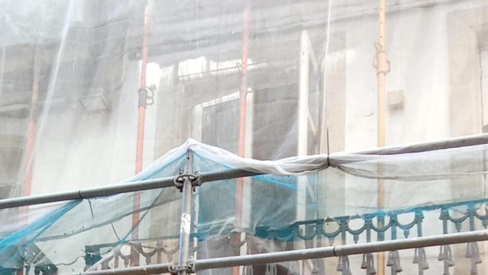 O Mural denuncia que una ventana abierta aumenta el riesgo para los frescos de Lugrís en A Coruña