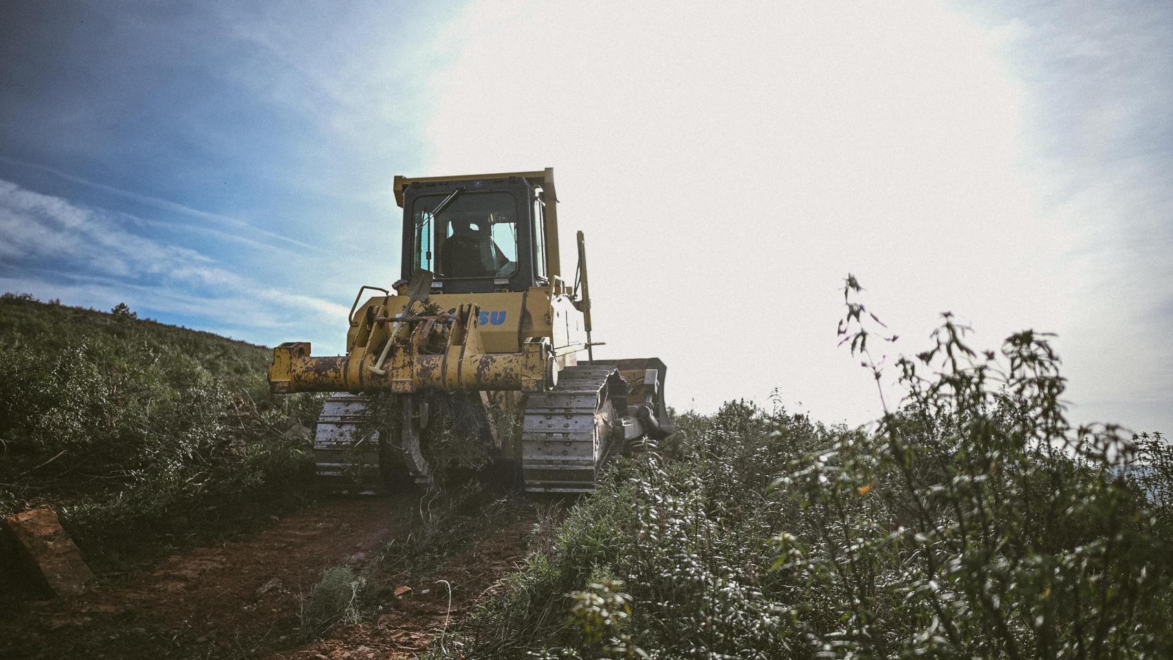 Uno de los colaboradores de Retree en su tractor.