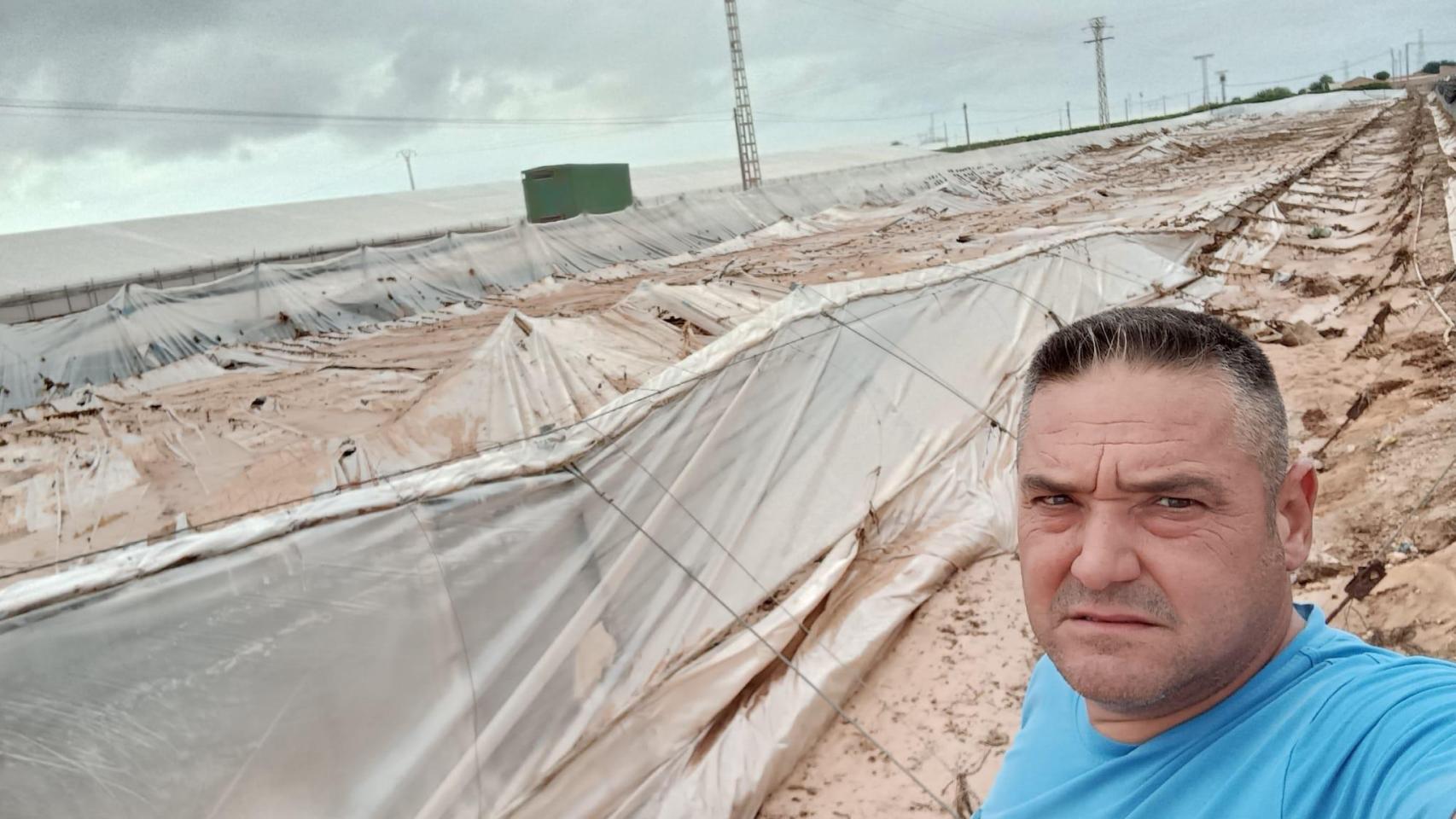 Antonio Torres, este lunes, junto a sus invernaderos en El Mirador que han sido arrasados por culpa de la dana.
