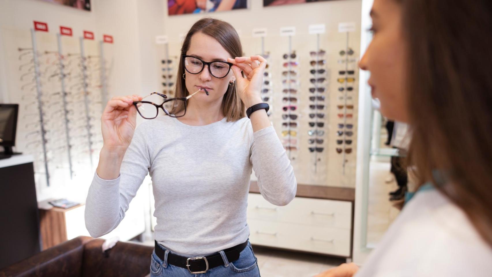 Una mujer joven en una óptica
