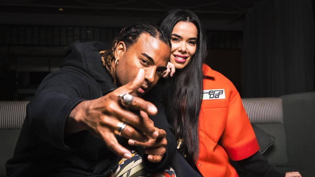 Beatriz Luengo y Yotuel Romero en un posado durante la presentación de 'Patria y Vida' en el Festival de Málaga.