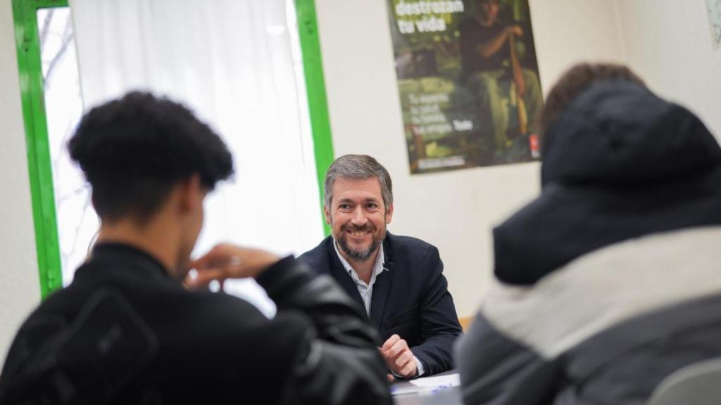 El consejero de Presidencia, Justicia y Administración Local, Miguel Ángel García Martín, durante su visita al Centro de Día Donoso Cortes de la capital.