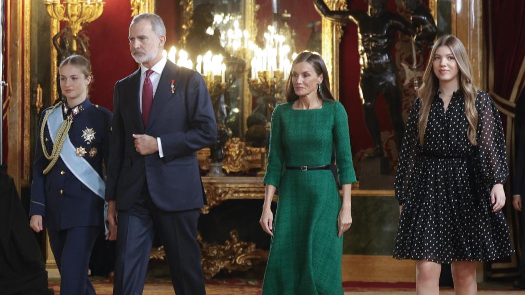 Los reyes de España, Felipe VI y Letizia, junto a sus hijas, Leonor y Sofía, en la recepción, este pasado domingo.