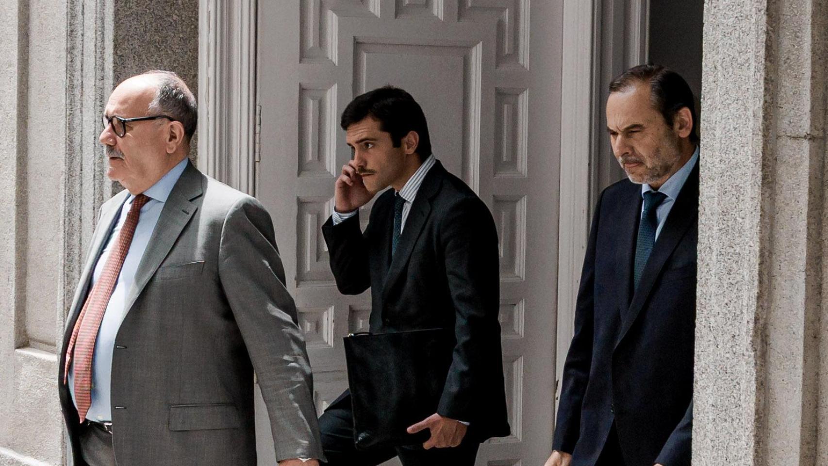 El exministro Ábalos, junto a su abogado, José Aníbal Álvarez, en el Supremo, el pasado junio.