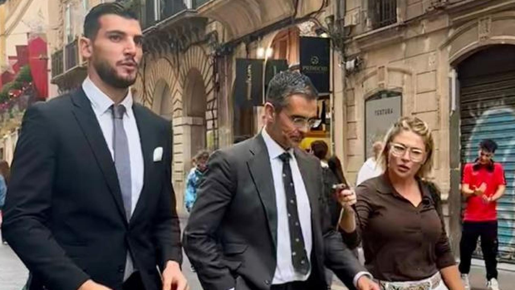 Rafa Mir y su abogado Jaime Campaner tras comparecer por videoconferencia en el Juzgado de Instrucción nº8 de Valencia.