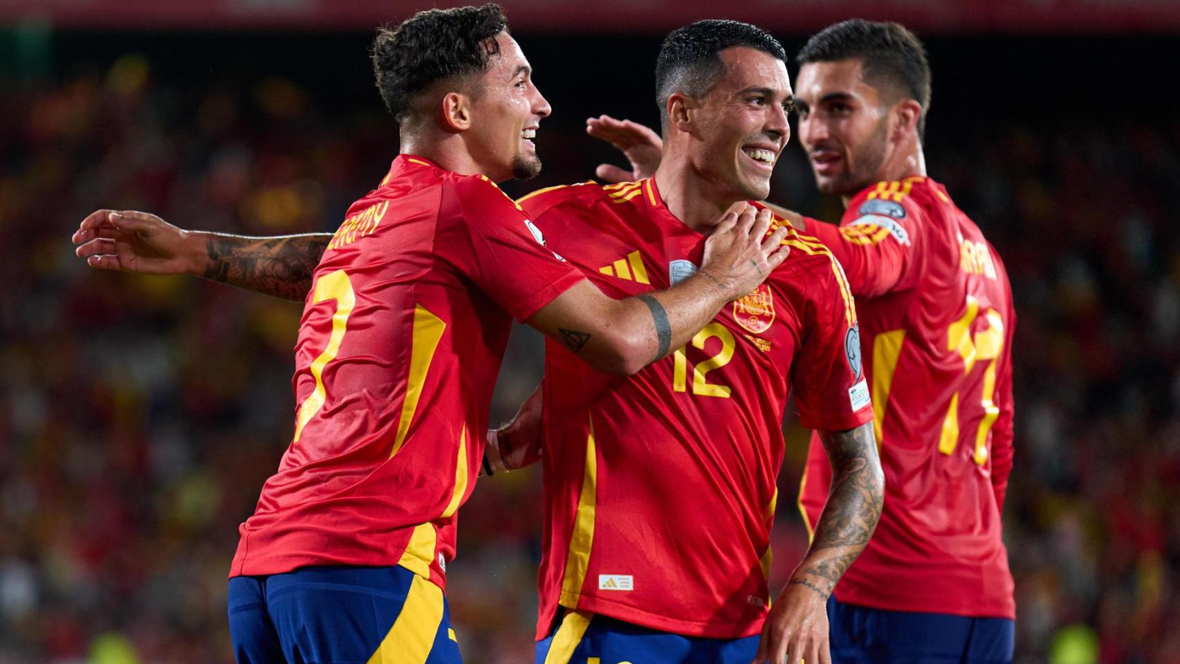 Yeremy Pino celebra su gol con Pedro Porro.