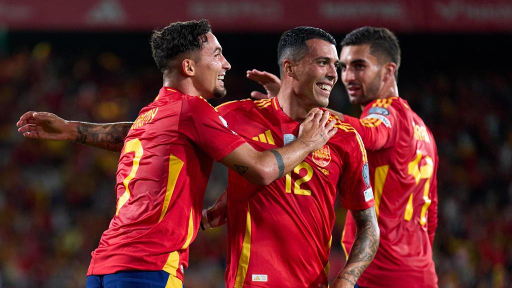 Yeremy Pino celebra su gol con Pedro Porro.