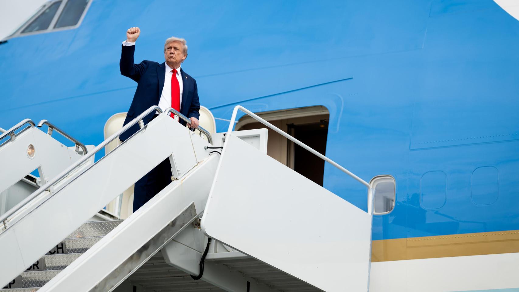 El presidente estadounidense, Donald Trump, frente al Air Force One.